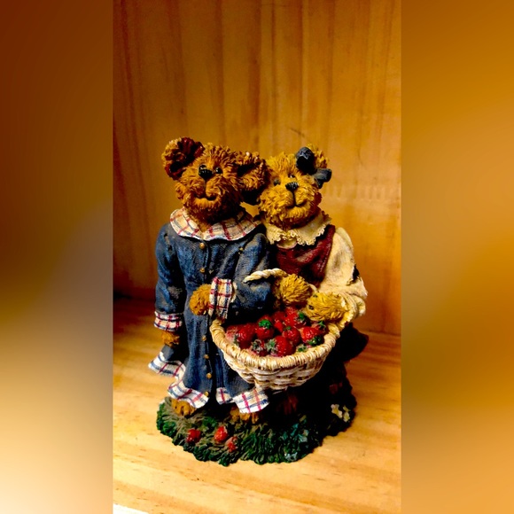 Boyd’s Bears Lauren & Jan Strawberry friends - Picture 1 of 5